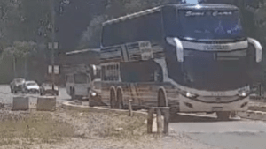 Colectivos de larga distancia circulan por el Dique Ballester y preocupan a los vecinos