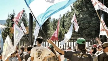 Ayer manifestantes se expresaron frente a la reja que impide el acceso al camino Tacuifí, en el paraje El Foyel. Gentileza Fipca