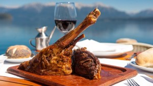 Se quejó por el precio del cordero que pagó en un restaurante de Bariloche y se volvió viral