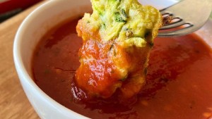 Bocaditos de zucchini y salsa de tomate