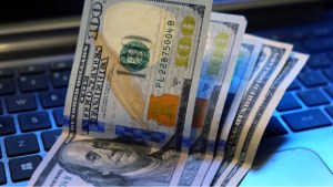 El dólar blue subió este lunes un peso tras un fuerte aumento inicial