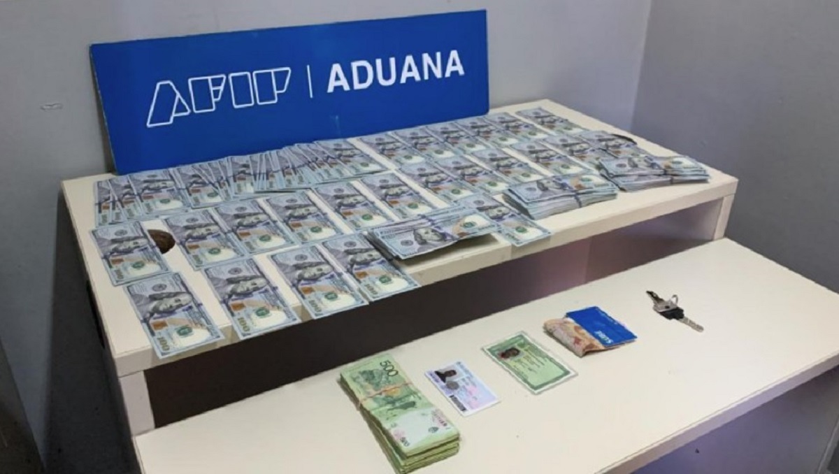 El recuento del dinero secuestrado en la Aduana de Foz de Iguazú. 
