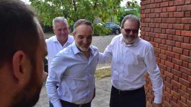 Esta mañana, Doñate  ingresa a la reunión en Beltran, tras saludar al legislador Daniel Belloso. Foto: Jorge Tanos.