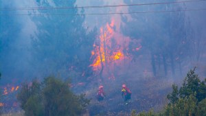 Incendio en El Hoyo: hay casi 60 personas evacuadas y sigue el combate del fuego