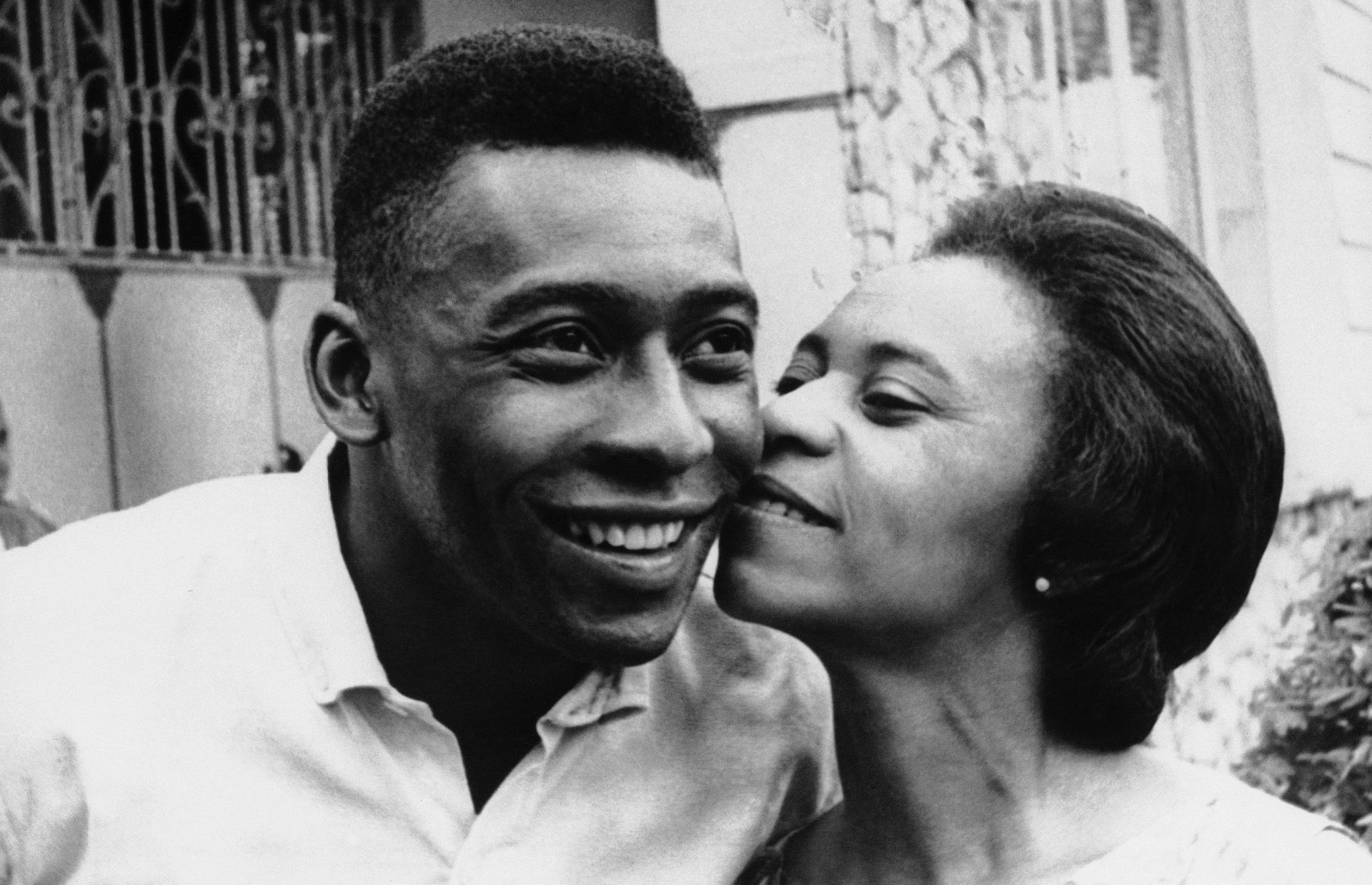 Pelé y el vínculo con su madre, una relación que logró sostener hasta su último día. Foto AP.