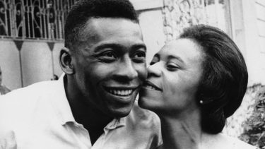 Pelé y el vínculo con su madre, una relación que logró sostener hasta su último día. Foto AP.