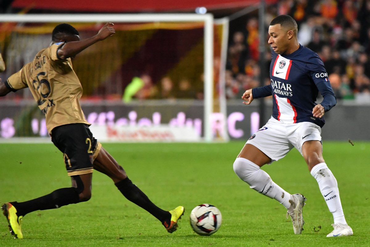 Mbappé no pudo festejar en la derrota de PSG con Lens.