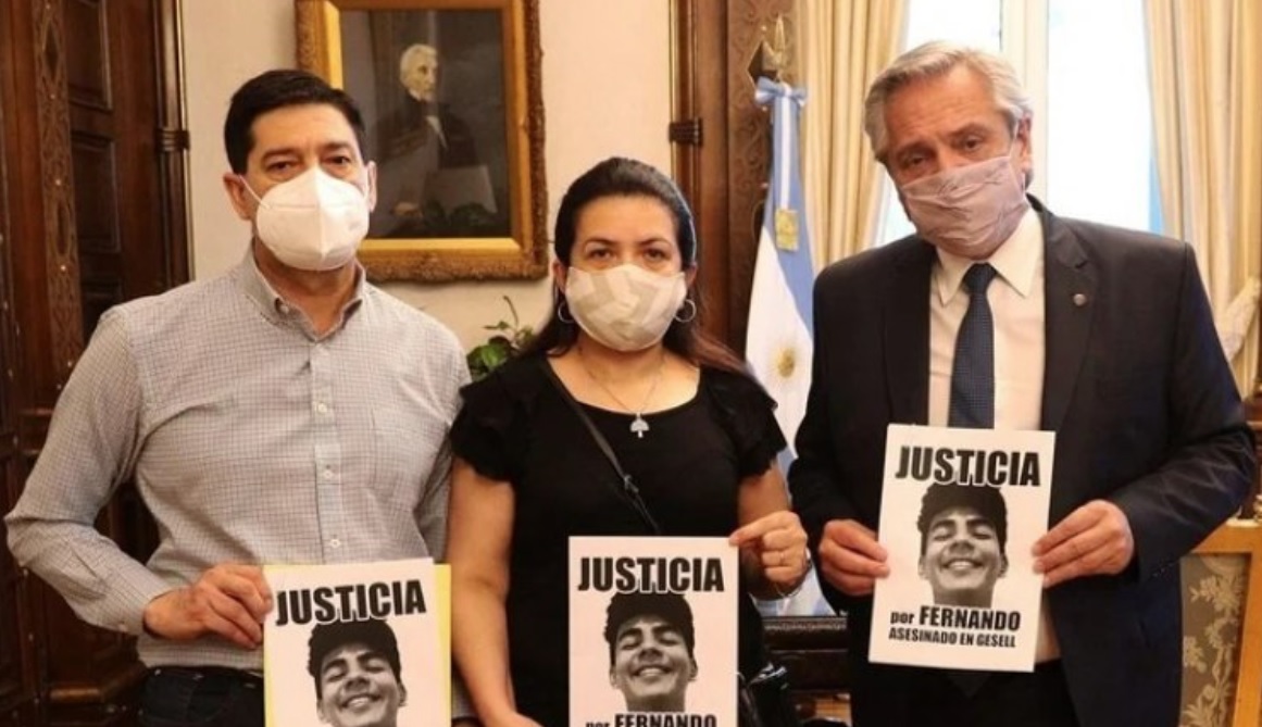 La imagen en la que Alberto Fernández posó con los padres de Fernando Báez Sosa y pidió perpetua para los acusados. 