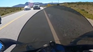 Video: Una camioneta casi choca a un motociclista en Villa La Angostura y quedó registrado