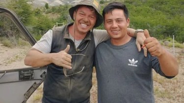 Marcelo Gallrado con amplia sonrisa en el cerro Las Buitreras de Ñirihuau Arriba. Imagen de Facebook estancia "La Lucha"