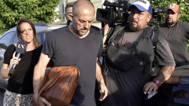 Hugo Tomei, el abogado de los rugbiers, a la salida del penal donde están alojados.