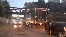 Imagen de Video: Otra vez un camión chocó el puente ferroviario de la ruta 151