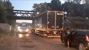 Video: Otra vez un camión chocó el puente ferroviario de la ruta 151