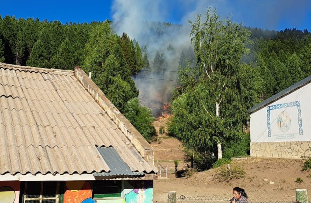 El incendio se originó en Chiquilihuin. Foto: Facebook fm cordillerana.