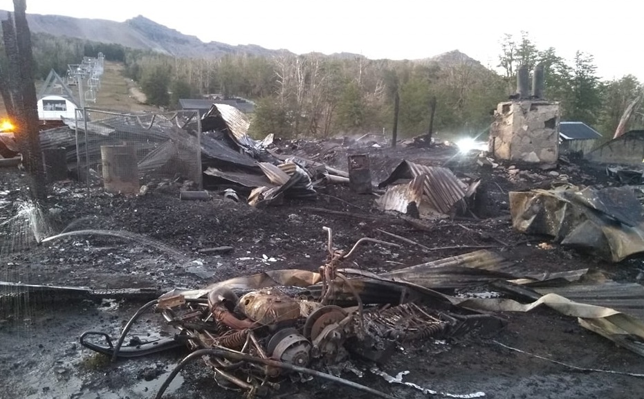 El incendio dejó daños totales en estructuras del complejo Las Pendientes, en San Martín. Foto: Gentileza Bomberos SMA