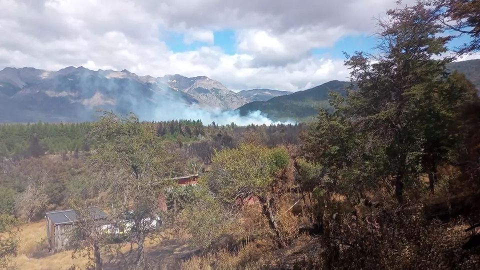 El incendio en Cuesta del Ternero se inició el lunes. Una comunidad mapuche denuncia intencionalidad. Foto: Gentileza Splif