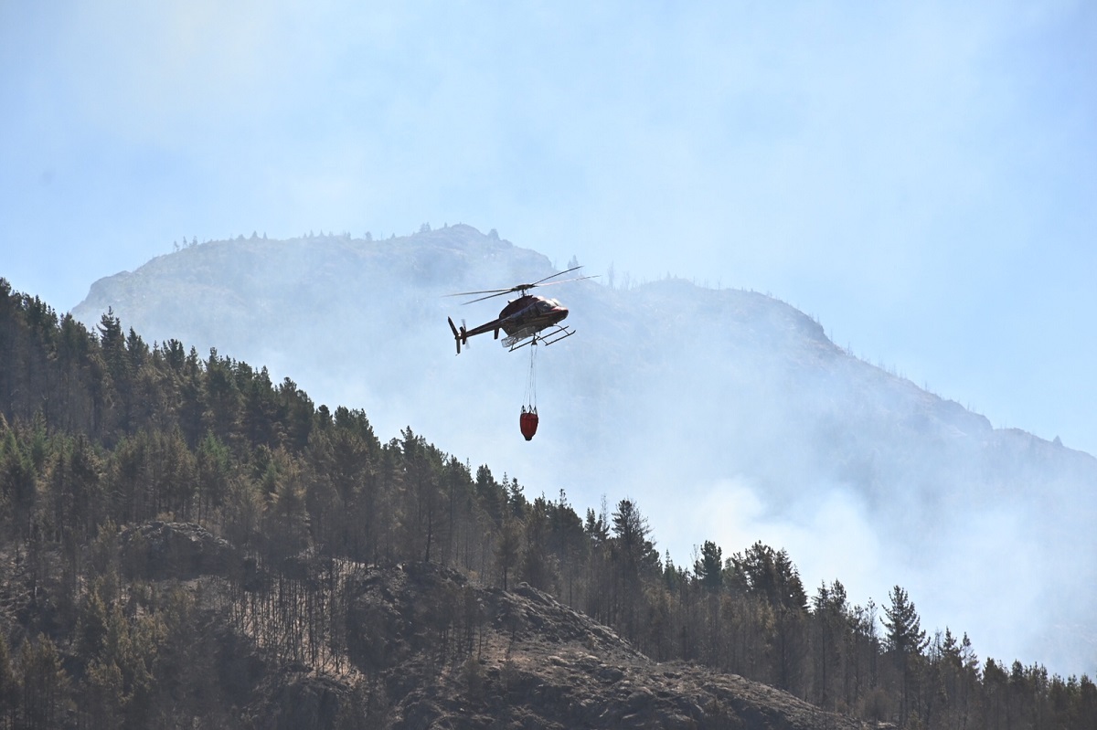 El incendio interfase se originó el domingo por la tarde, en el cerro Currumahuida en El Hoyo. Foto: Chino Leiva