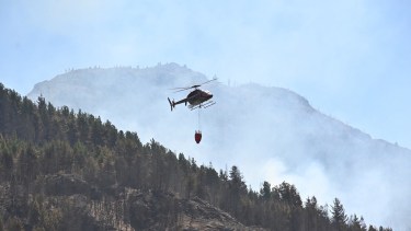 El incendio interfase se originó el domingo por la tarde, en el cerro Currumahuida en El Hoyo. Foto: Chino Leiva