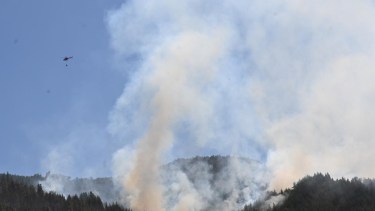 El fuego avanzó impulsado por el viento y puso en riesgo a los habitantes de los barrios El Sauzal  y Valle de Pirque, ubicados a los pies del cerro Currumahuida, en El Hoyo. (Foto: Chino Leiva)