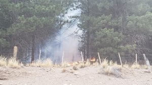 Combaten un incendio forestal en Cerro Los Pinos de Junín de los Andes