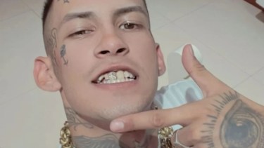 El cantante no tiene miedo de mostrar con rifles en redes sociales.