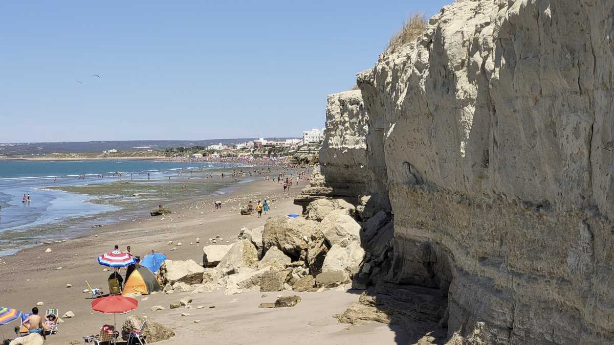 En la playa quedó gran cantidad de material rocoso. Foto Martín Brunella