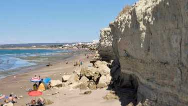 En la playa quedó gran cantidad de material rocoso. Foto Martín Brunella