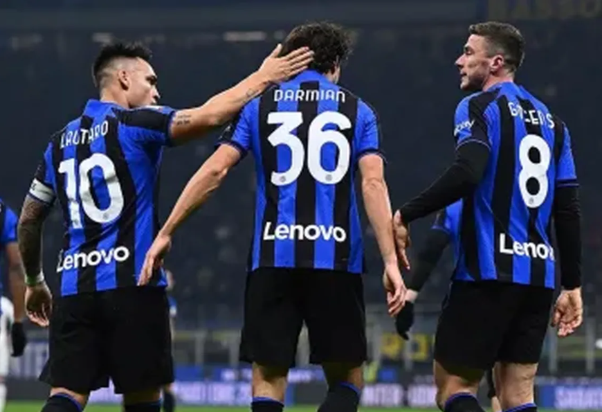 Lautaro Martínez saluda a Matteo Darmian, el auto del único gol. Inter está en semifinales de la Copa Italia.