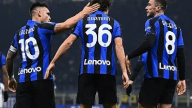 Lautaro Martínez saluda a Matteo Darmian, el auto del único gol. Inter está en semifinales de la Copa Italia.