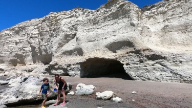 Cuando baja la marea se forman pozones en El Sótano. Foto: Martín Brunella