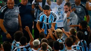 Luis Suárez fue presentado ante una multitud en el Gremio