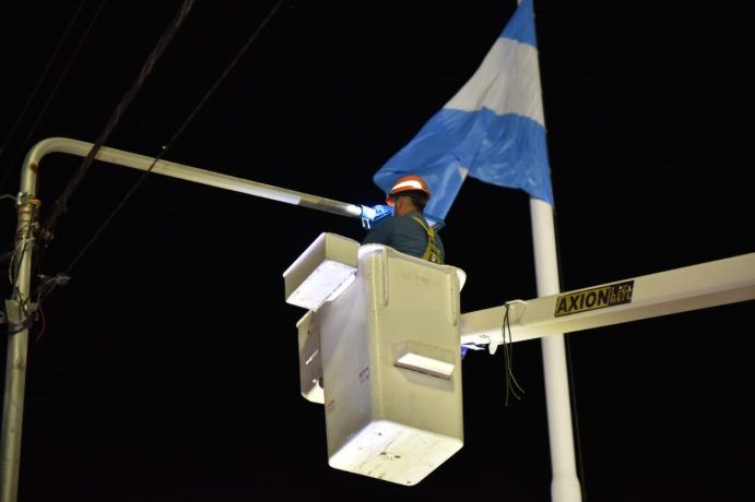 La municipalidad de Neuquén compró las luces y la cooperativa Calf hace el recambio del alumbrado público