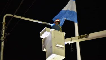 La municipalidad de Neuquén compró las luces y la cooperativa Calf hace el recambio del alumbrado público