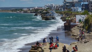 Filmó la marea extraordinaria en Las Grutas y captó estas increíbles imágenes