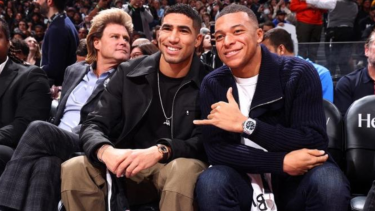Mbappé y Hakimi, aficionados de lujo en la NBA. Foto: AFP