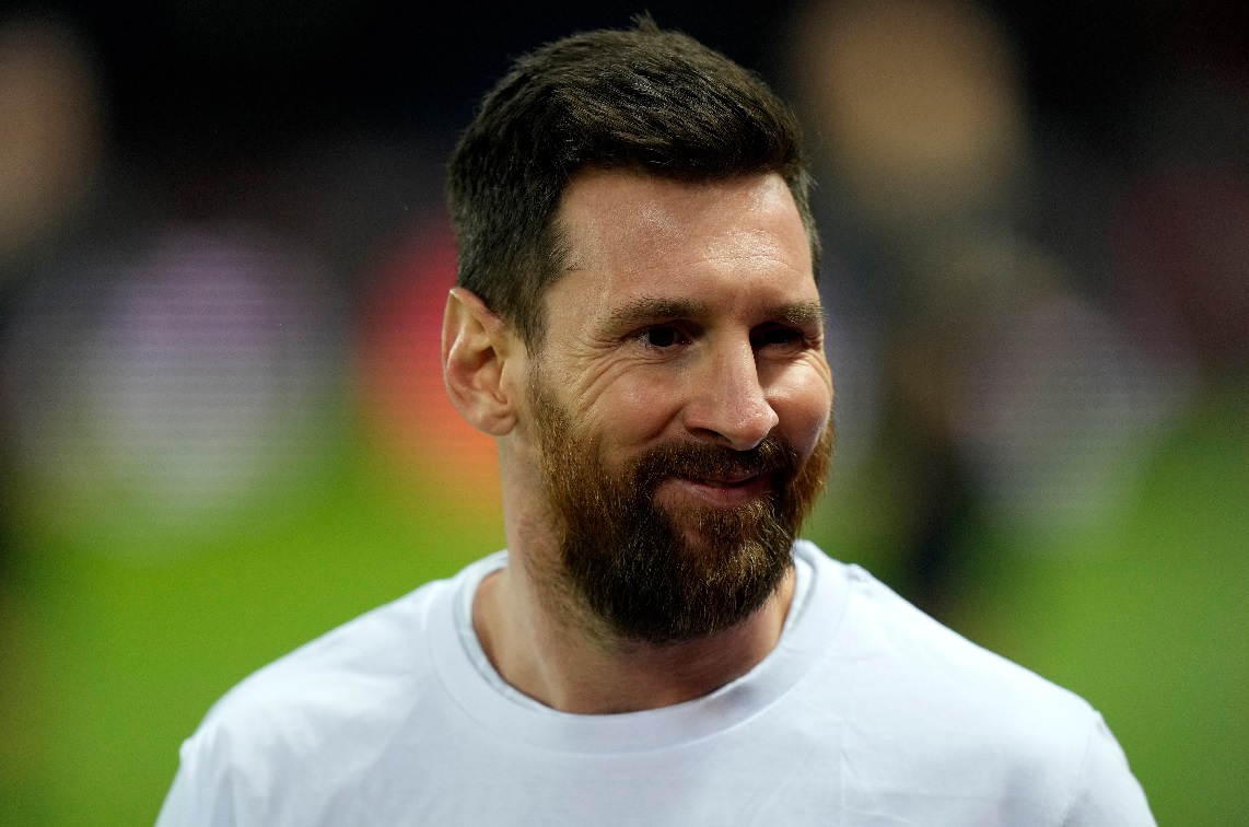 La sonrisa de Lionel Messi en la entrada en calor del partido entre PSG y Angers por la Liga de Francia. Fotos: AP 