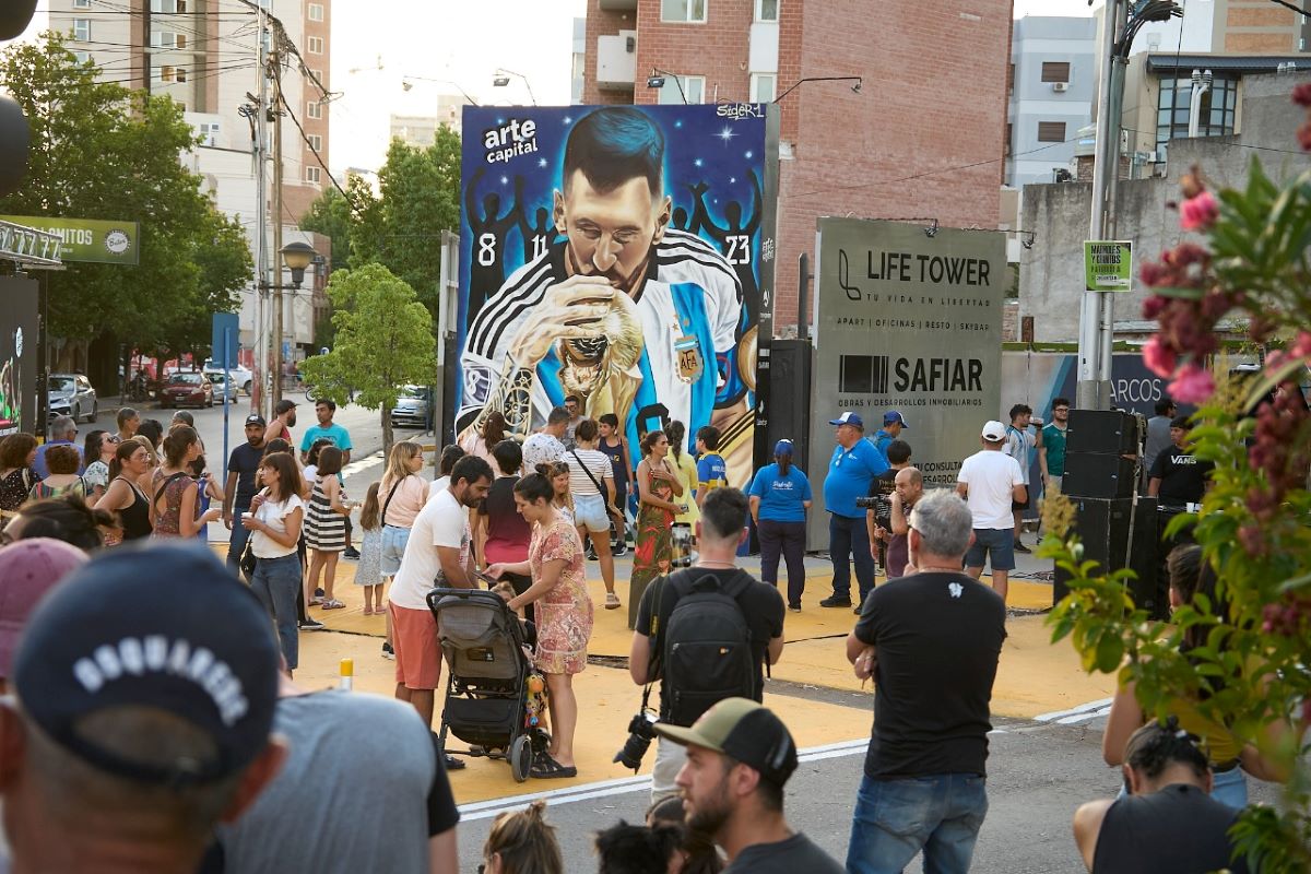 Lionel Messi en una esquina de Neuquén, inmortalizado en un mural. Foto: Gentileza