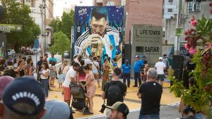 Inauguraron «Campeones del mundo», el mural con Messi y la copa en el centro de Neuquén
