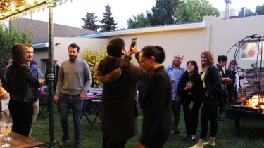 El restaurante se ubica en Castro Barros 122 - Km 3 de Comodoro Rivadavia.