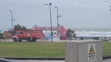 Uno de los paradores de monte hermoso sufrió daños por la fuerza del viento. 