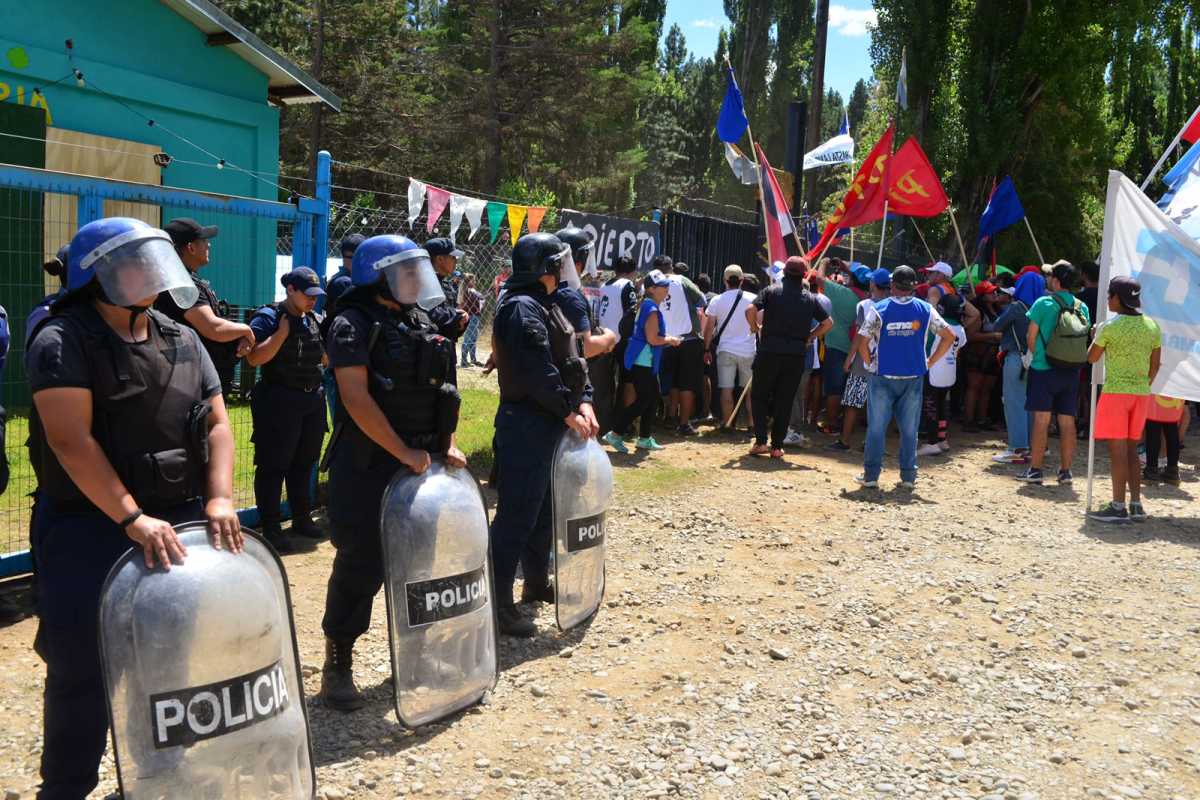 Fuerte custodia policial a un lado y otro de la reja que impide el avance por el camino Tacuifí, en El Foyel, durante la última manifestación. Foto: archivo