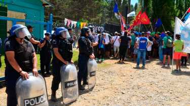 Fuerte custodia policial a un lado y otro de la reja que impide el avance por el camino Tacuifí, en El Foyel, durante la última manifestación. Foto: archivo