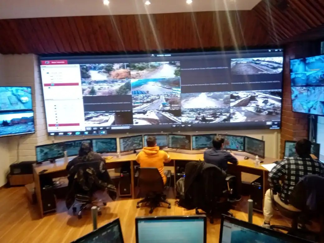 El municipio de Bariloche cuenta con un centro de monitoreo para controlar el casi centenar de cámaras de vigilancia que tiene en la ciudad. (foto archivo)