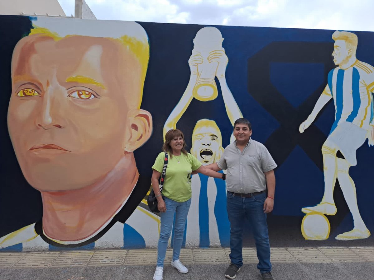 Sara Del Prado, la mamá del "Huevo" pasó a ver cómo va el mural que realiza Ate Neuquén. Foto: Twitter de Carlos Quintriqueo
