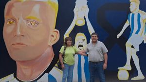 Pintan el mural del «Huevo» Acuña en Neuquén y su mamá lo visitó con Quintriqueo
