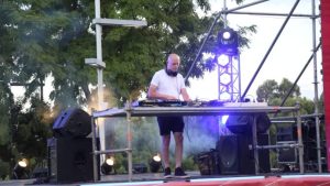 Artesanías y diseño en las diagonales del centro y el show DJ en la costanera de Neuquén