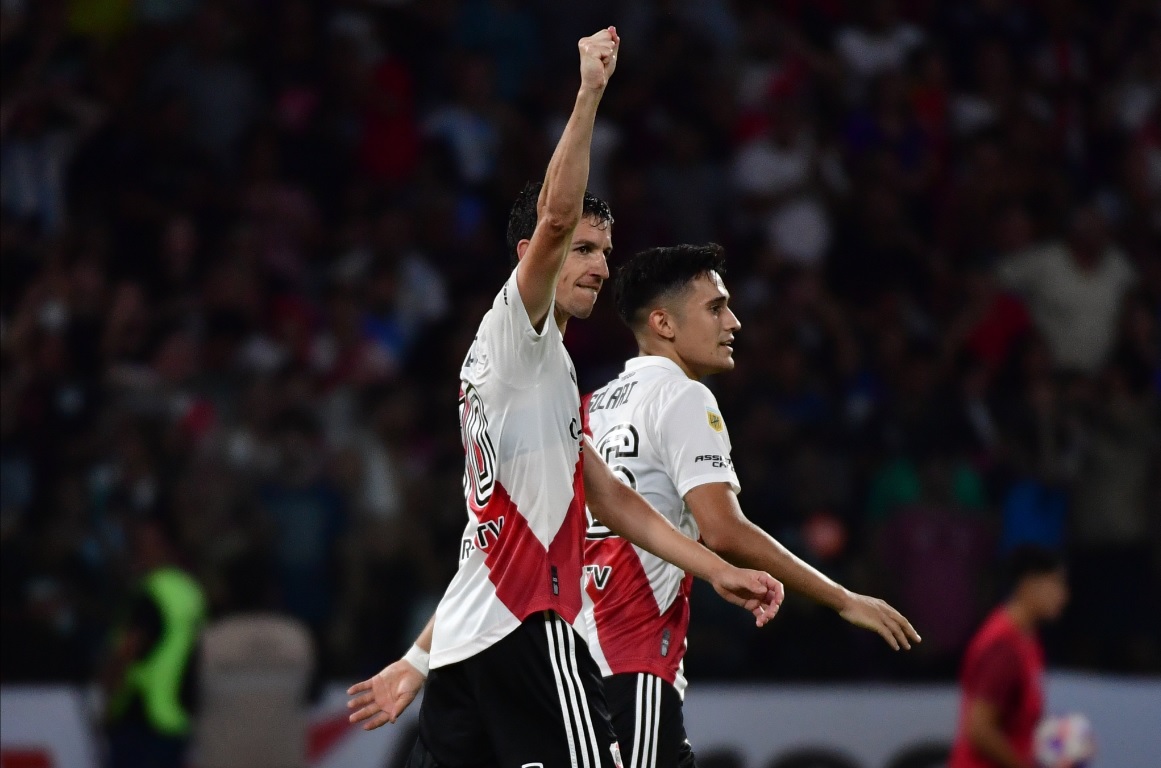 Nacho Fernández levanta su puño derecho para festejar el gol de River en Santiago. 