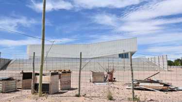 Las escalinatas de atrás del complejo El Cisne se utilizarán como anfiteatro para la Fiesta Nacional de la Confluencia (foto Florencia Salto)