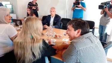 El ministro Guillermo Pons recibió a los estatales con la proyección de ingresos de este año. Foto: Yamil Regules.