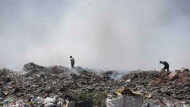 El humo del basural se dispersó llegando hasta Centenario. Foto: Yamil Regules